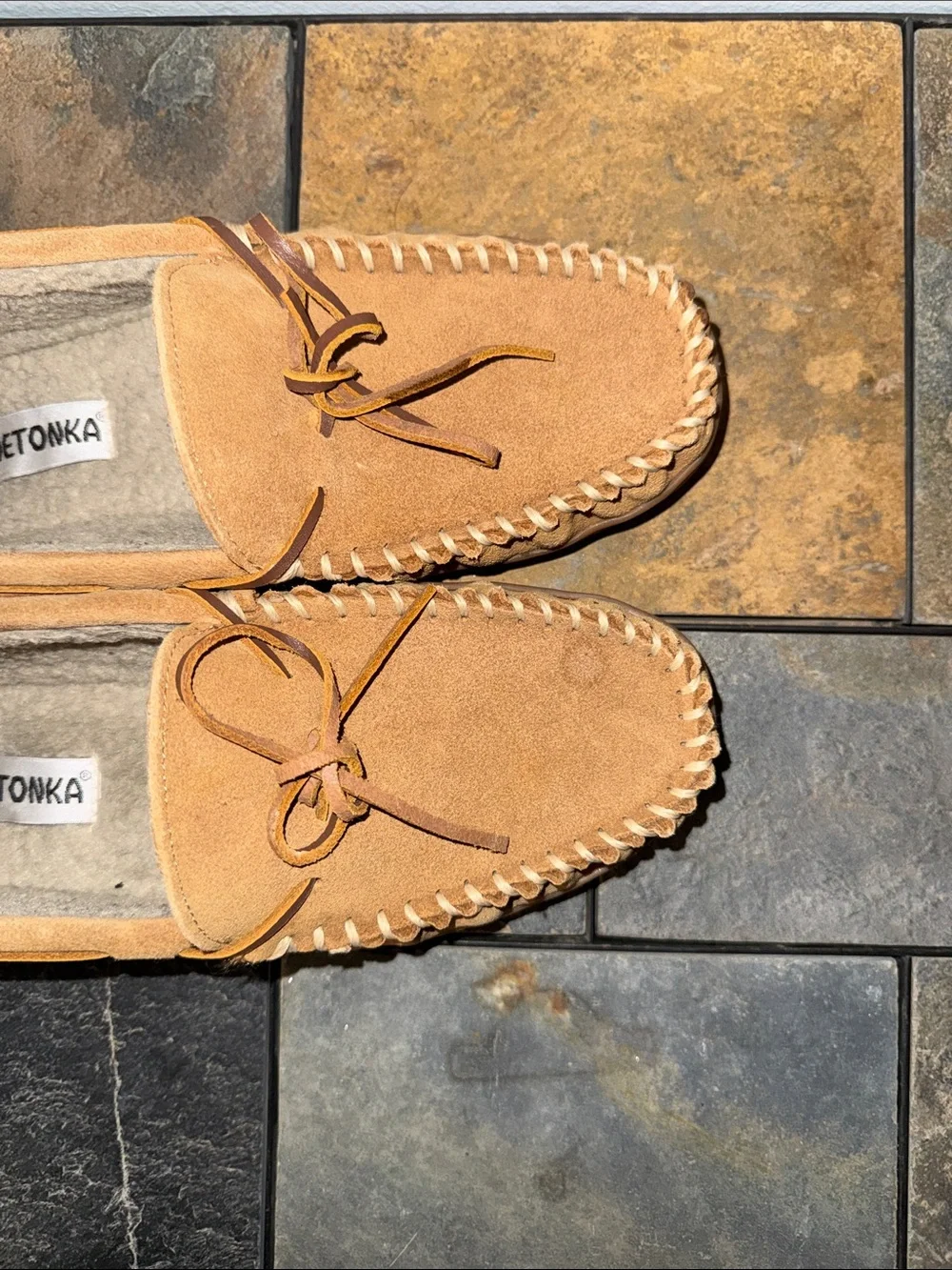 Minnetonka Mens Tan Leather Faux Fur Lined Moccasin Slippers 41321 Size 10M